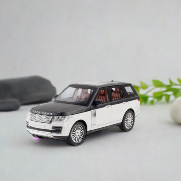 Land Rover Range Rover 1:32 DieCast Model Car Toy - White - Image 1