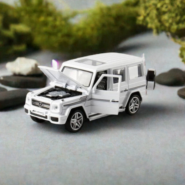 Mercedes-Benz G-Class Metal DieCast Car - White 1:32 Scale - Image 1